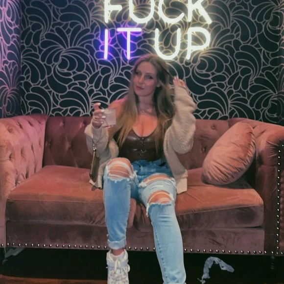 hi :) - Picture 4 of 6